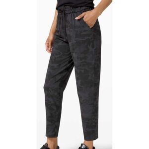 NWOT Lululemon Camo Keep Moving Pant 7/8 High-Rise l Camo Multi Grey, Sz 8 $128